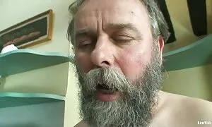 Батько художні фільми порно карає неслухняну дівчинку величезним членом