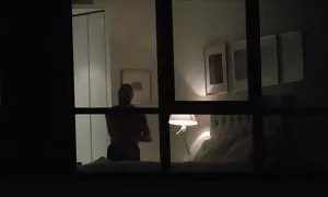 Красива дівчина з порнофільми з перекладом великою жопою