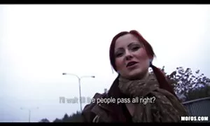 Він привів зрілу жінку в порнофільми безплатно ліс і роздягнувся на матраці.